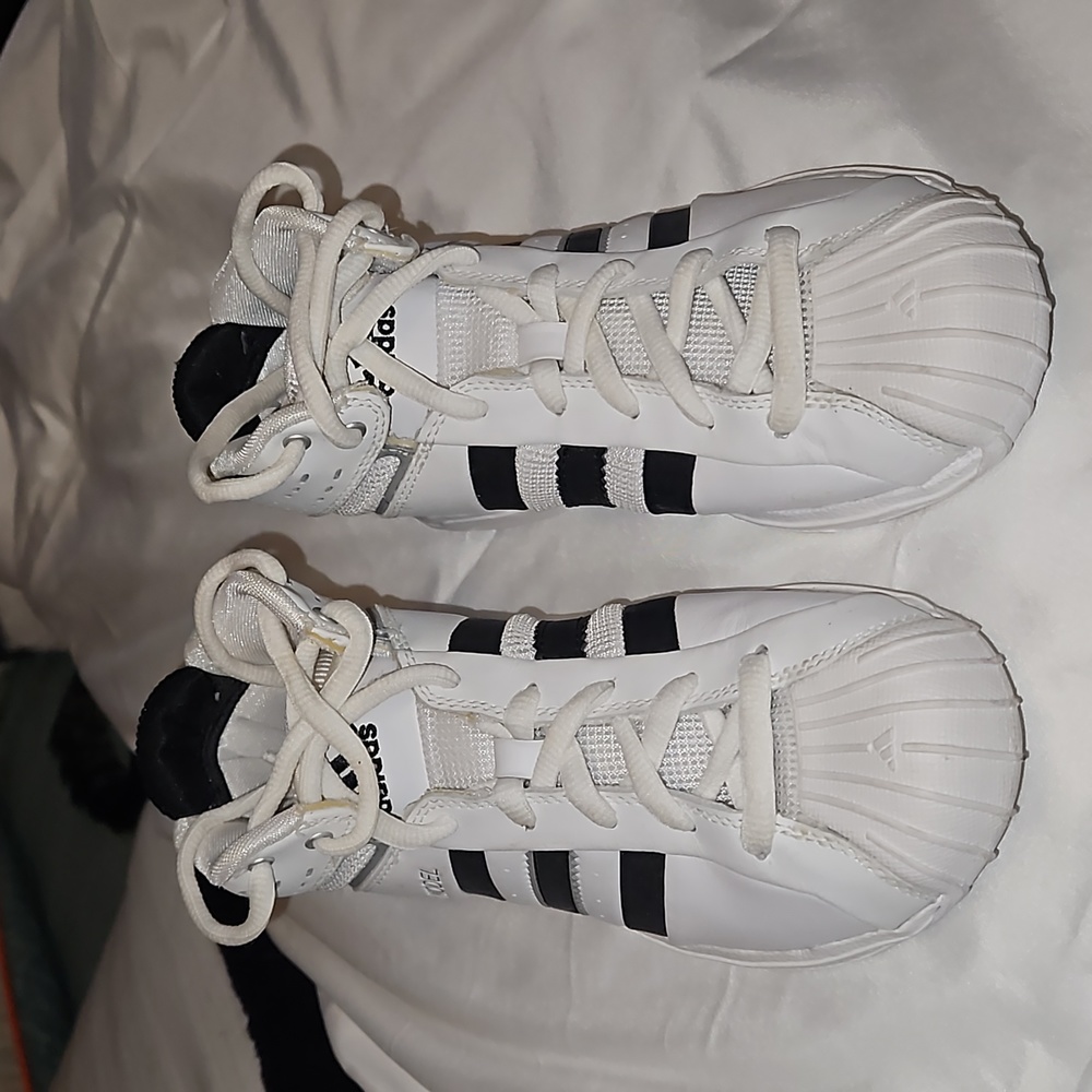 Adidas' Pro Model Unisex size 4 Never Worn